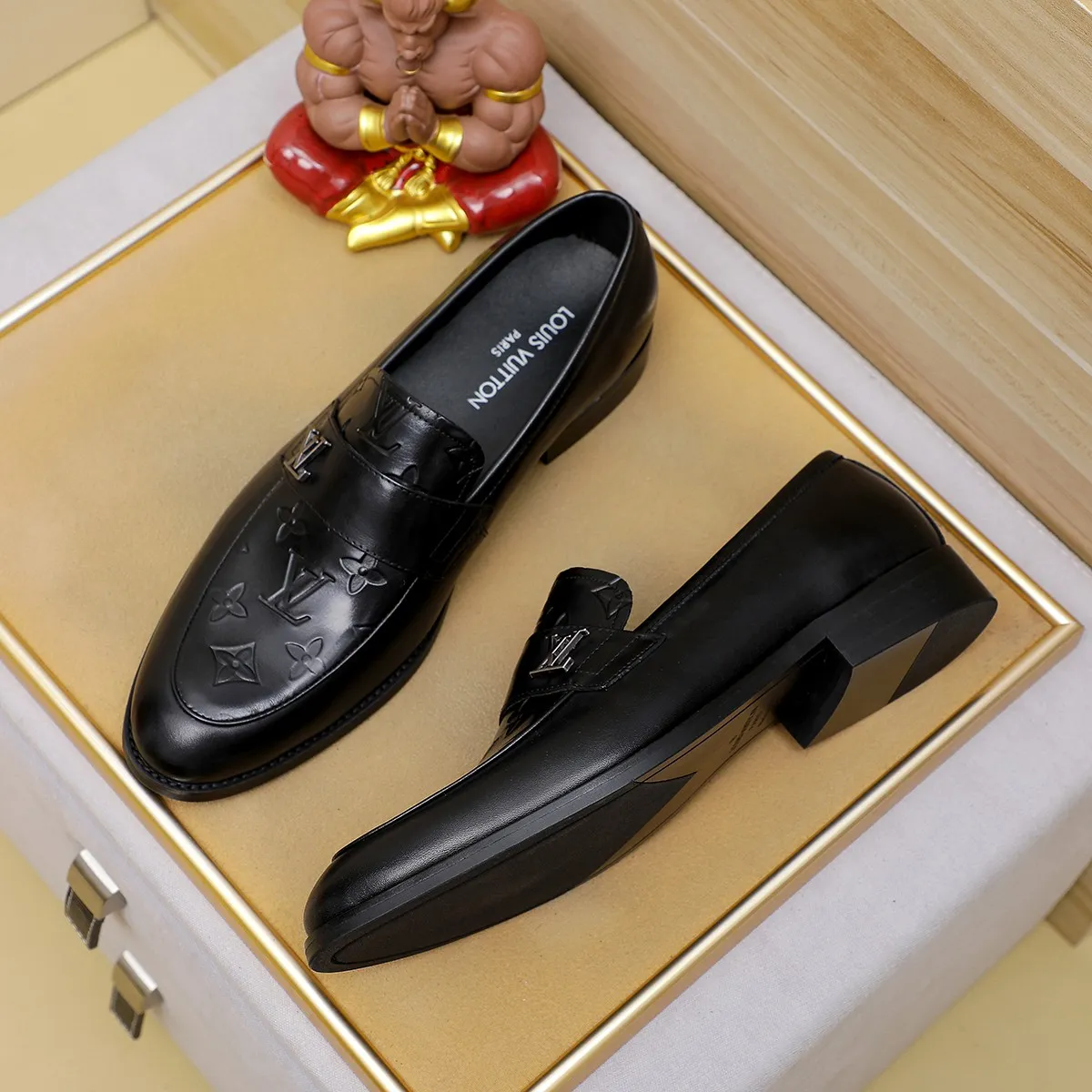 Men's Men's Shoes 💰420 💰[Louis Vuitton] LV high-end business formal leather shoes! ! Luxurious and elegant style, equal emphasis on practicality and style, professional focus on details and quality, counter original 1⃣️: 1⃣️ super accurate reproduction👍🏻! Material: The upper is made of imported original soft 🐂cowhide ➕imported first-layer sheepskin lining. Original anti-slip and wear-resistant outsole! Code number: 39--45, (38.46 custom-made) Large quantities in stock!